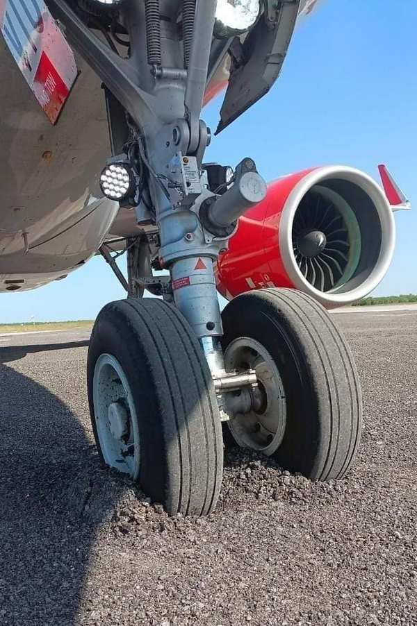 INCIDENT: Viva AeroBus A320neo Sinks Into Asphalt!