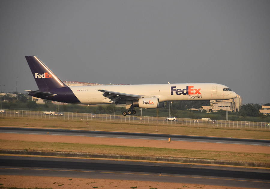 INCIDENT: FedEx 757 Lands On The Wrong Runway