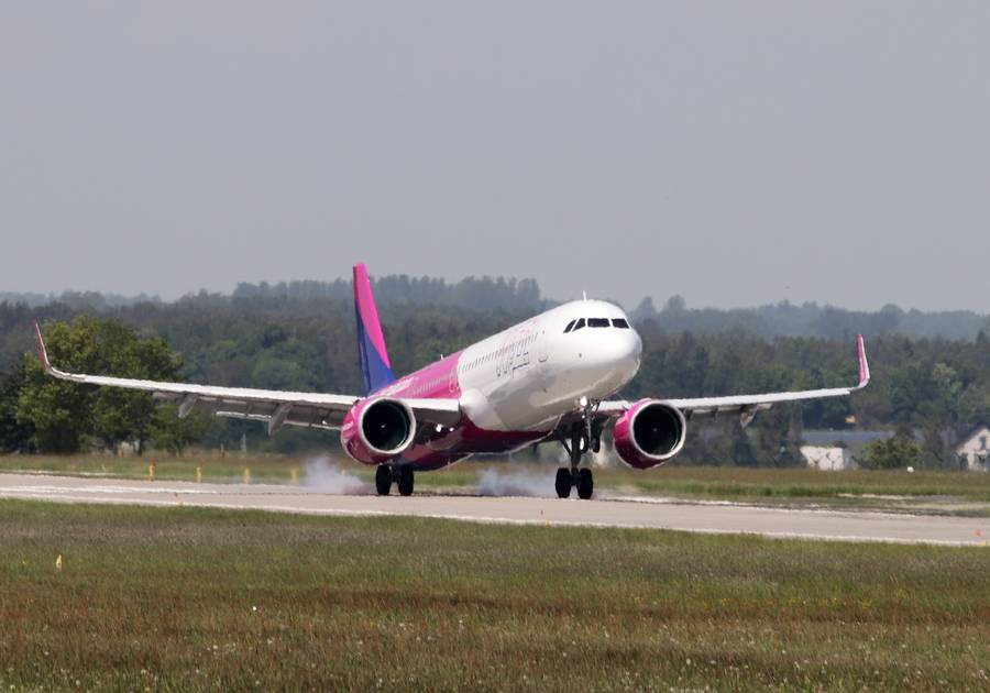 Bomb Threat – Wizz Air A321neo Diverts, Evacuates