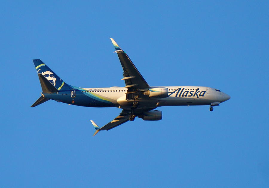 INCIDENT: Alaska 737 Loses Cowling Doors!
