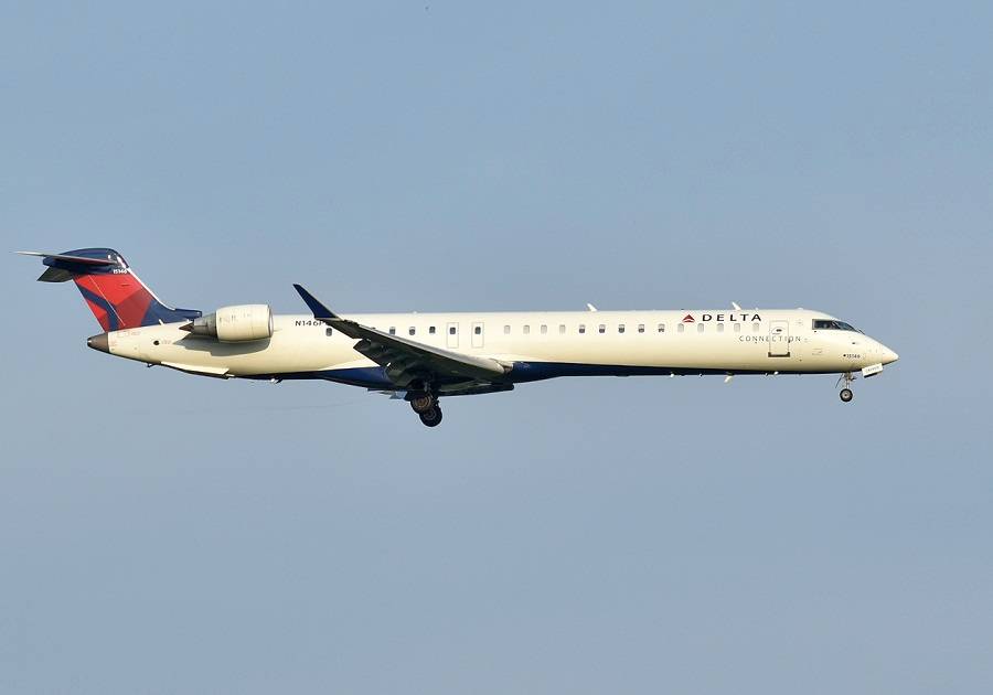 INCIDENT: Delta Connection CRJ-900 Wing Tip Strike!