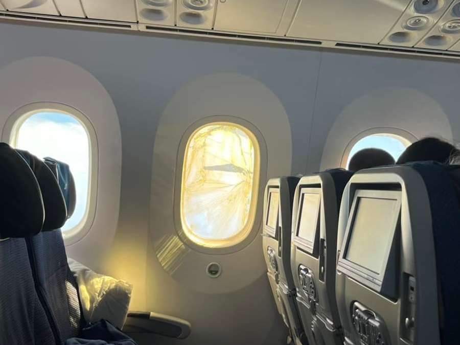 Window of New York-Bound LOT 787 Cracks?!