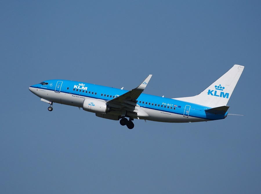 INCIDENT: KLM 737 Cargo Door Opens In Flight!