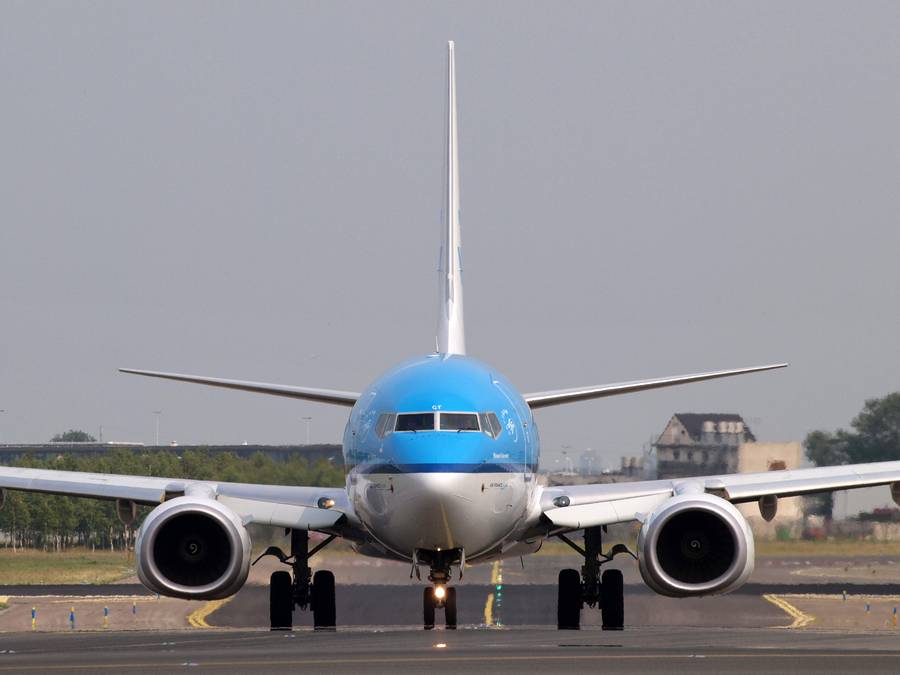 INCIDENT: KLM 737 Cargo Door Opens In Flight!