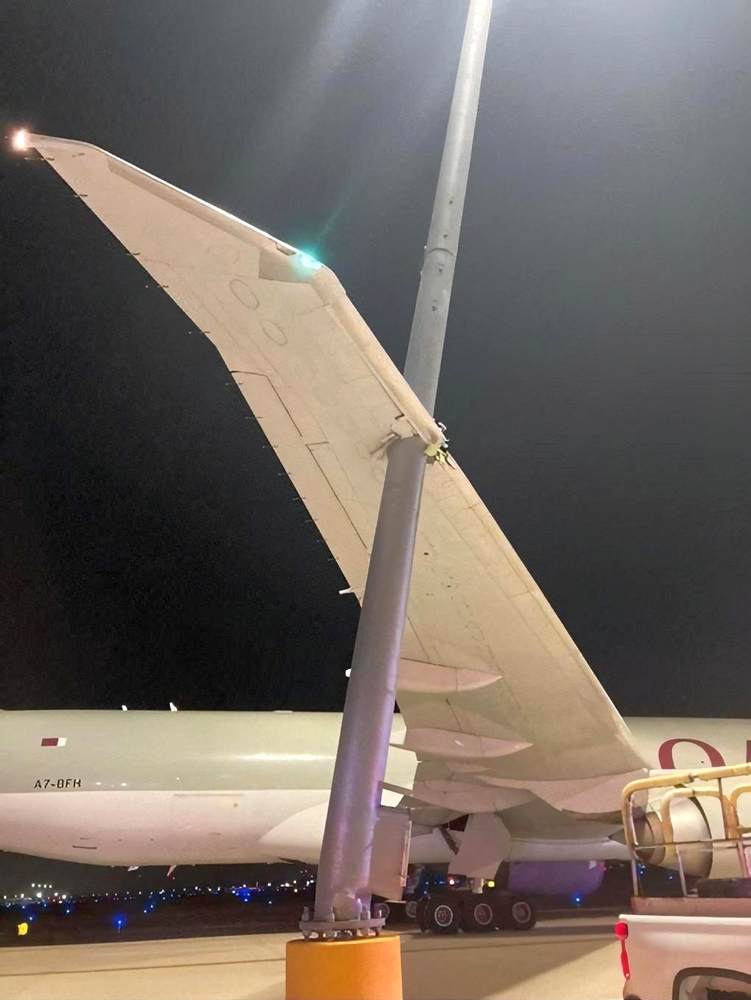 INCIDENT: Qatar 777 Freighter Hits Pole In Chicago!