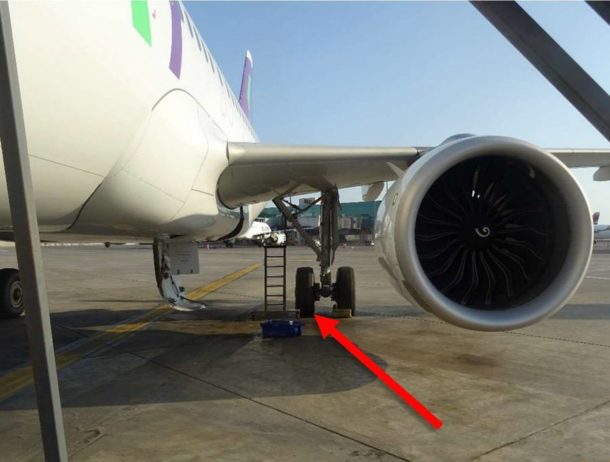 INCIDENT: Tire Damage Causes Hydraulic Failure? - Mentour Pilot