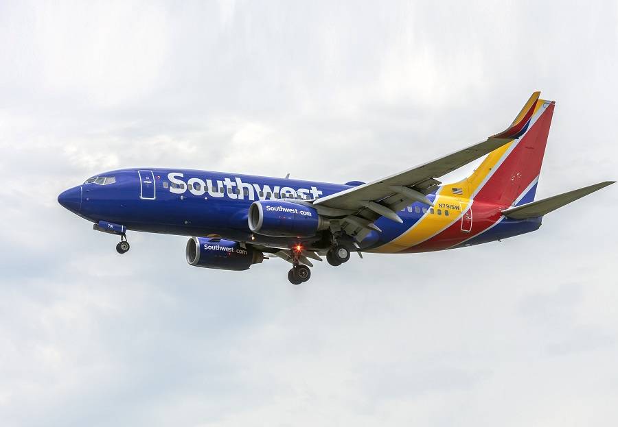 INCIDENT: Southwest 737 Loses Engine Cowling!