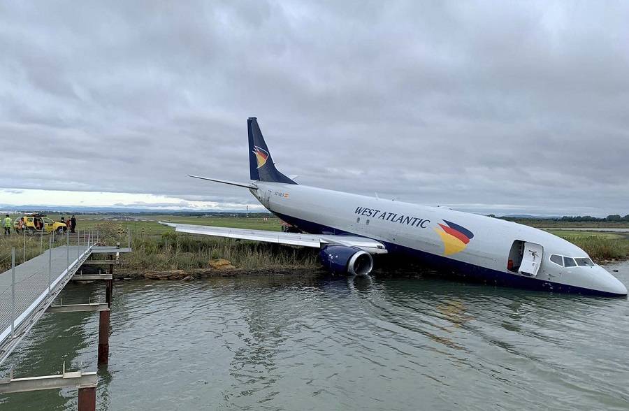 ACCIDENT: 737 Freighter Gets Its Nose Wet