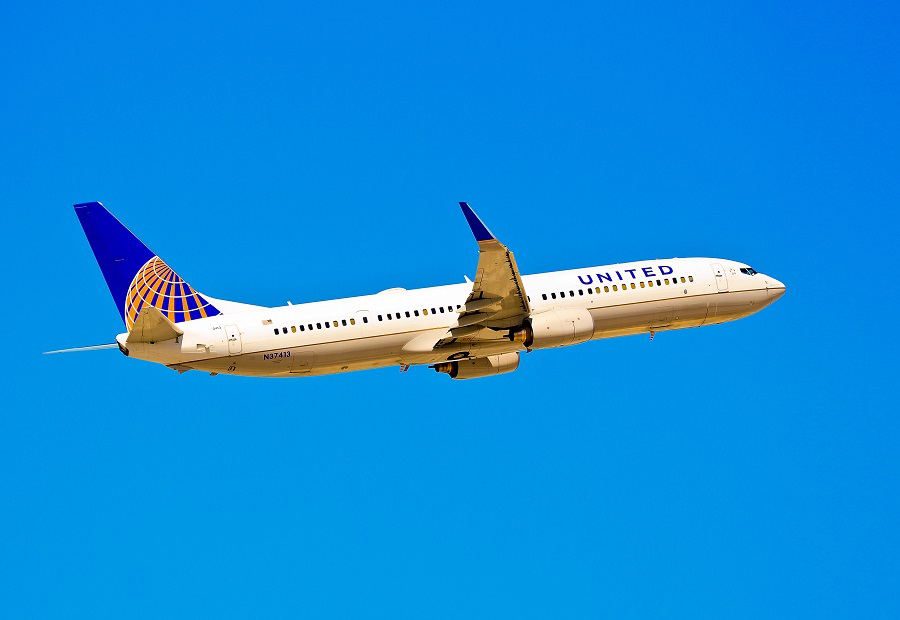 United 737-900ER Engine Issue Over Chicago!