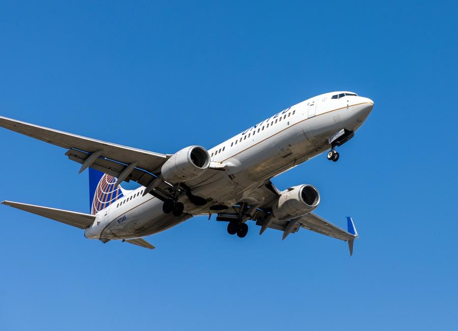 United 737-900ER Engine Issue Over Chicago!