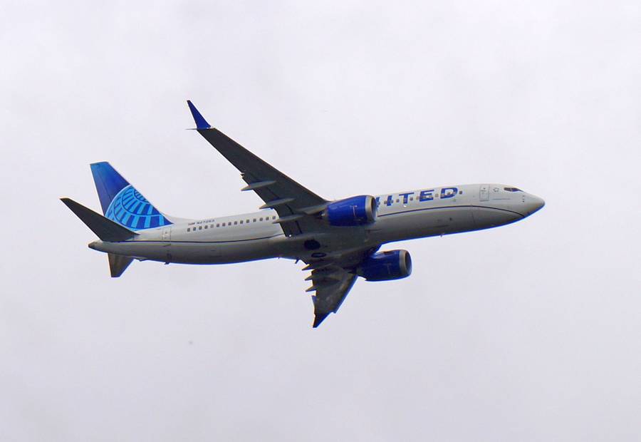 INCIDENT: United 737 Bursts 2 Tires On Landing