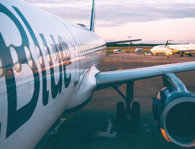 INCIDENT JetBlue A320 Fuel Leak In Bermuda? Mentour Pilot