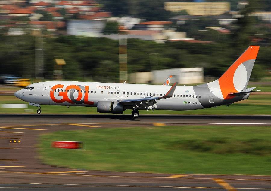 INCIDENT: Engine Surges Stop GOL 737 Takeoff