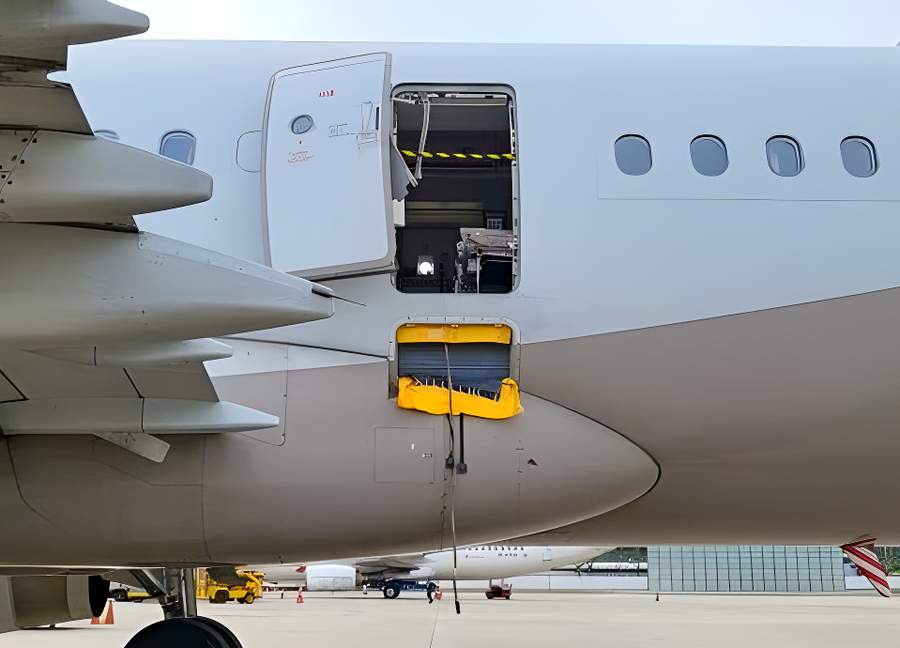 ACCIDENT: Asiana A321 Door Opens In Flight!