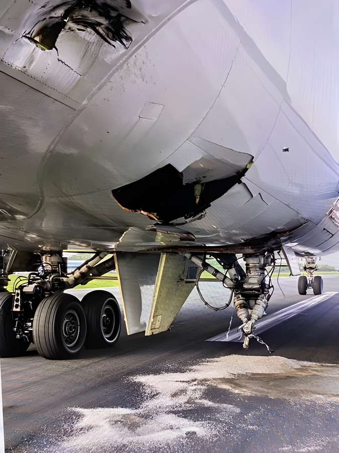 ACCIDENT: Cargolux 747 Gear Bogey Goes Flying!