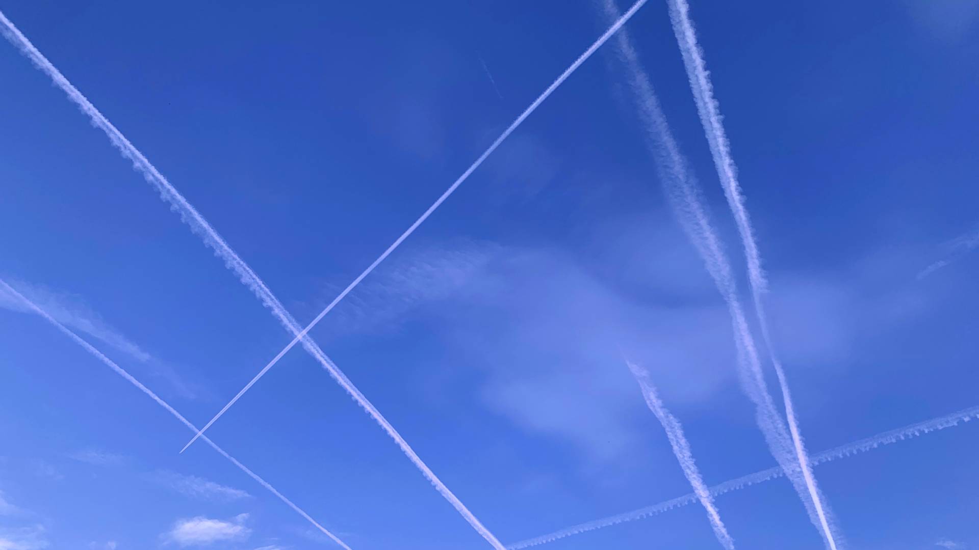 Google Tests AI To Minimize Contrails – But Is It Worth It?