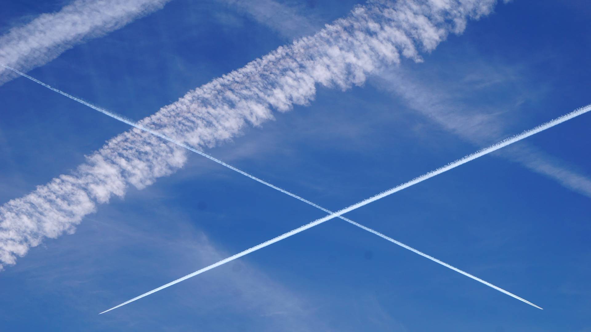 Google Tests AI To Minimize Contrails – But Is It Worth It?