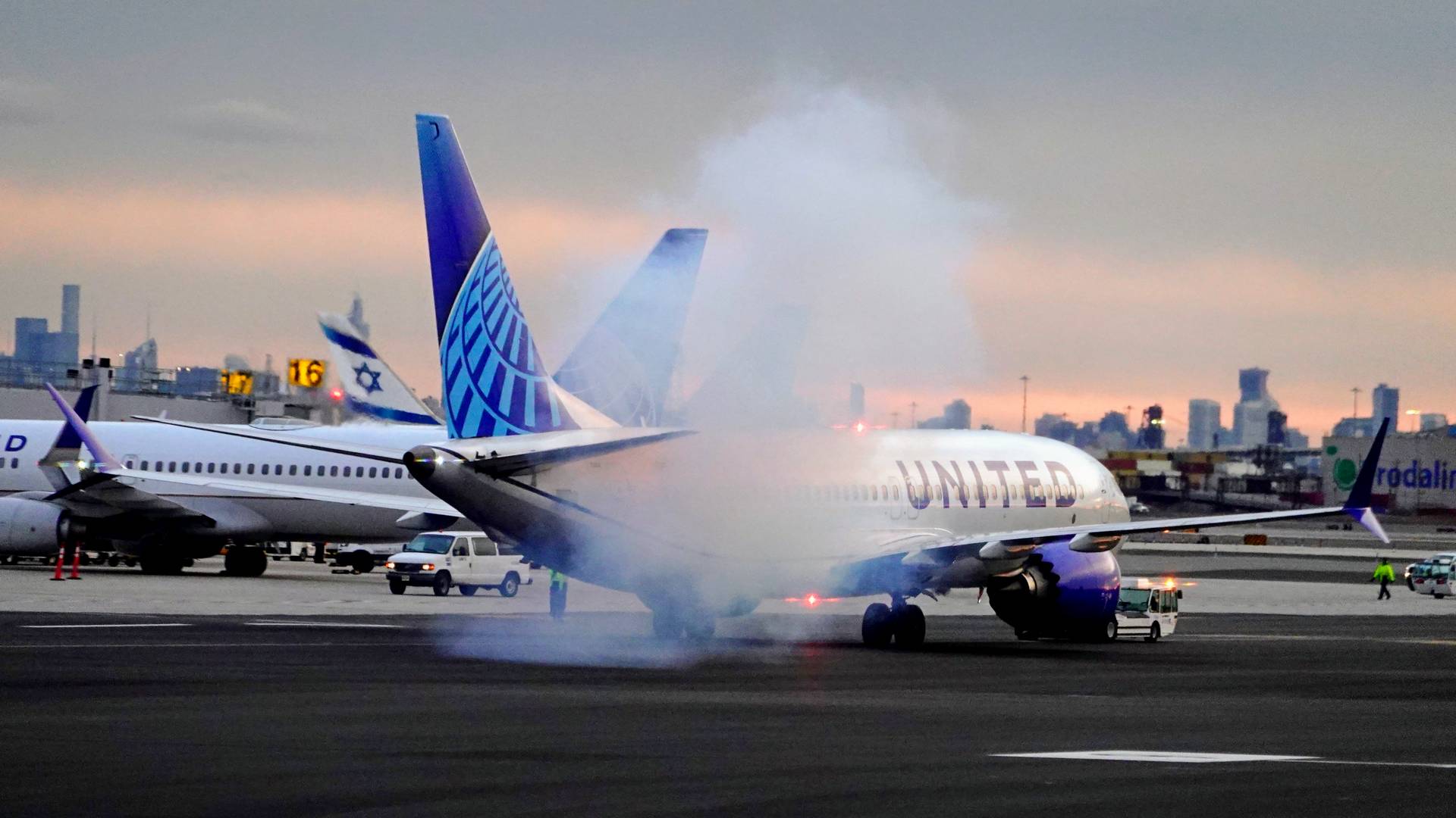 United 737-9 Runway Incursion, Southwest 737-8 Rejects Takeoff