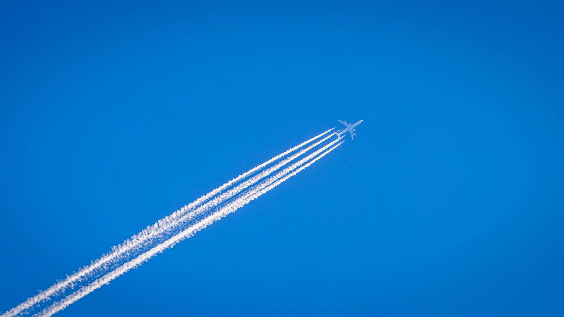 Google Tests AI To Minimize Contrails – But Is It Worth It?