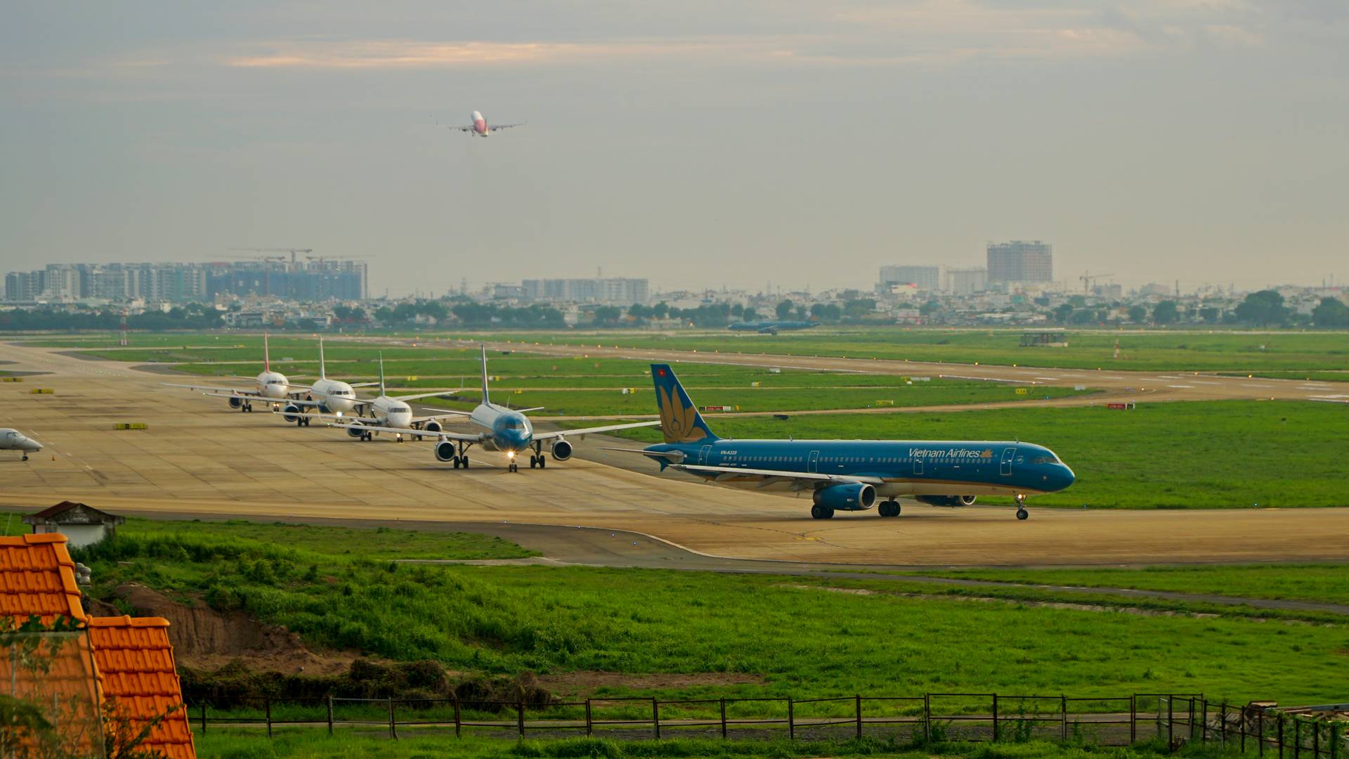 Vietnam Airlines Buys 50 Boeing 737-8 Single-Aisle Jets