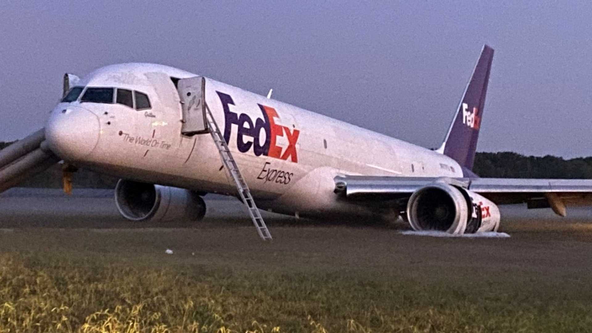 ACCIDENT: FedEx 757 Gear-Up Landing, Overruns Runway