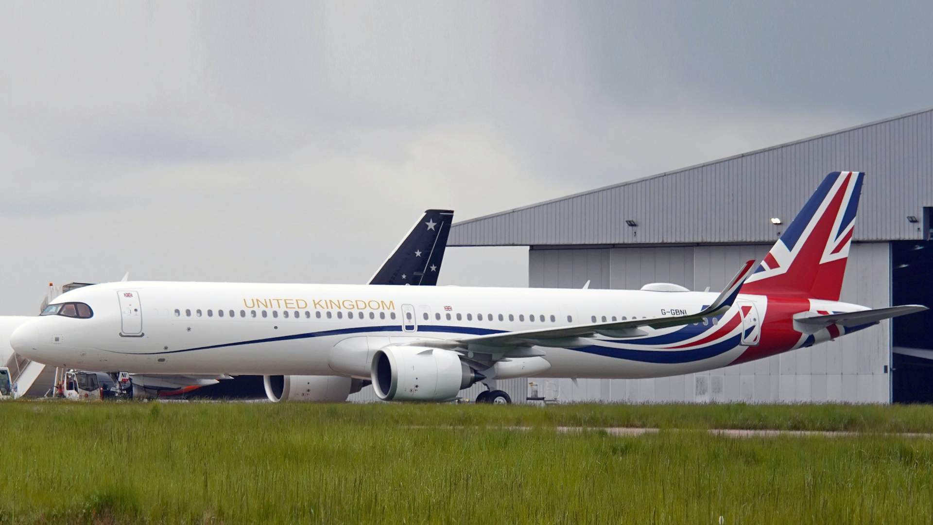 ACCIDENT: Ex-UK Government A321neo Loses 3 Cabin Windows!