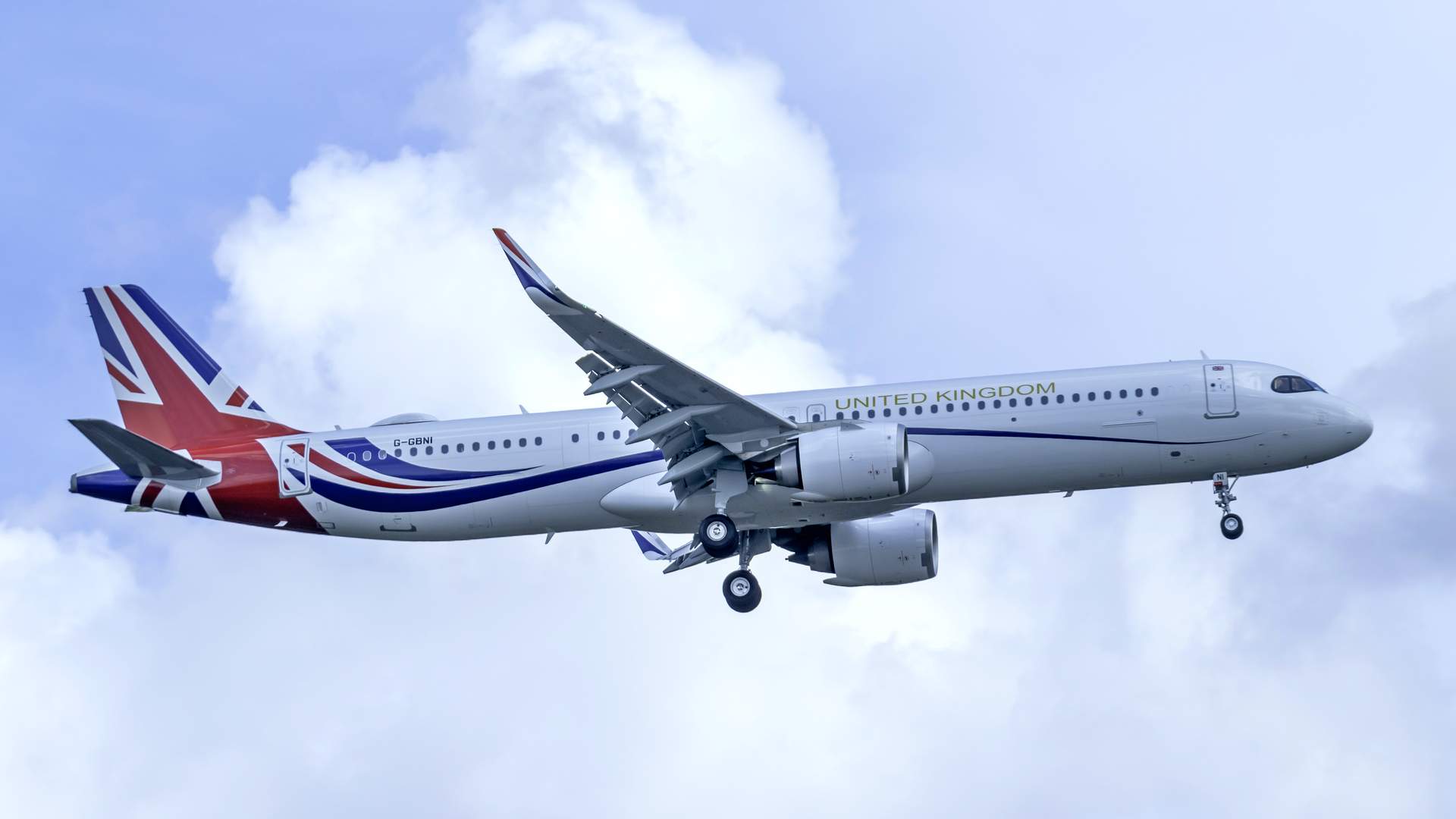ACCIDENT: Ex-UK Government A321neo Loses 3 Cabin Windows!