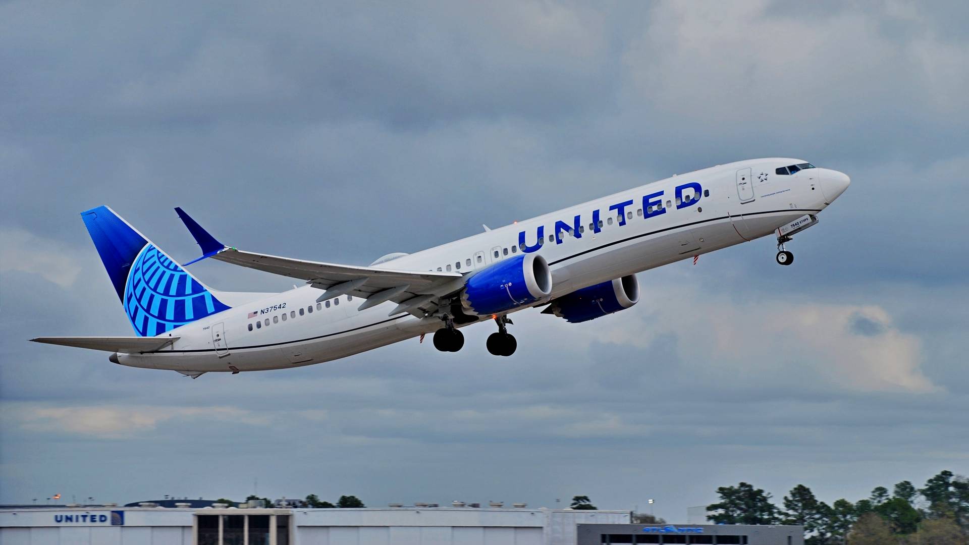 United Airlines New Four-Year Pilot Contract Approved