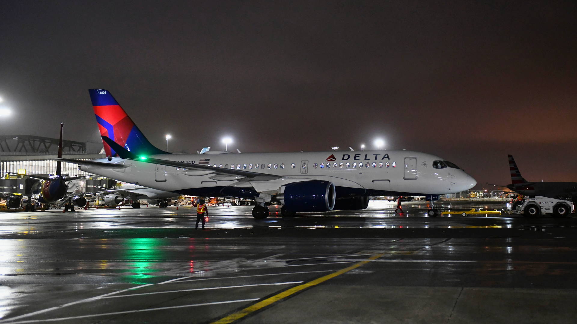 First Officer With Gun Threatens Captain On U.S. Flight!