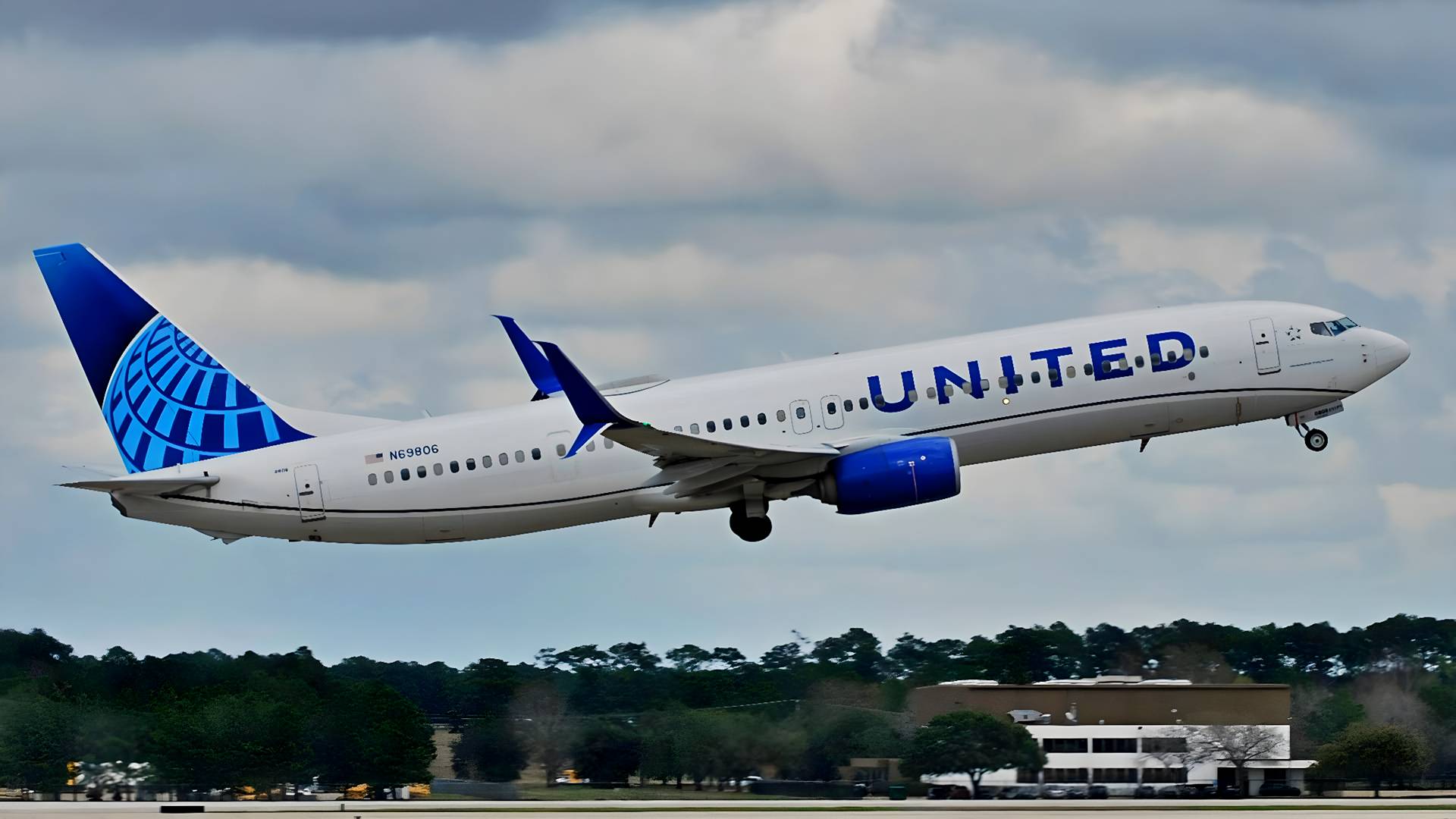 FAA Recommends Airlines Inspect 737-900ER Door Plugs!