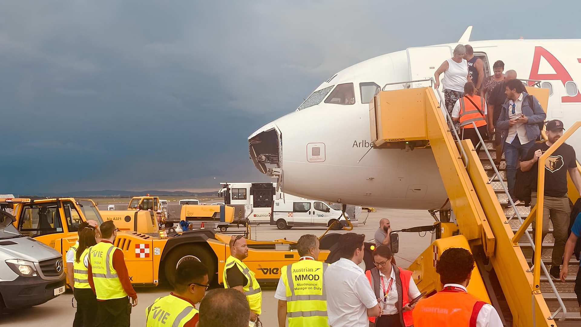 INCIDENT: A320 Pilots Land “Blind” After Hail Damage